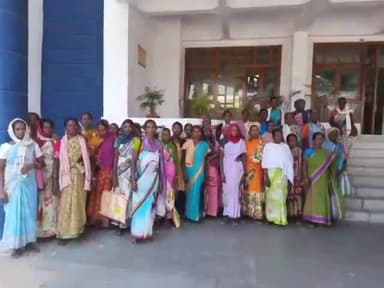 सिमडेगा: PDS डीलर द्वारा कम राशन देने की शिकायत लेकर समाहरणालय पहुंची बाघचट्टा की महिलाएं, DSO से की डीलर पर कार्रवाई की मांग