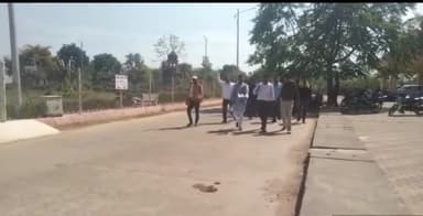 पन्ना: ग्राम धरवारा के मटौला बस्ती में सड़क, बिजली व पानी की मूलभूत सुविधाओं से वंचित ग्रामीणों ने कलेक्ट्रेट में सौंपा ज्ञापन