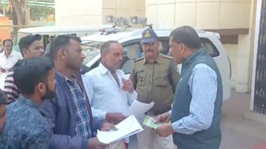 नरसिंहपुर: खेल ग्राउंड की मांग को लेकर बरगी के युवाओं ने कलेक्ट्रेट में जिला कलेक्टर के नाम तहसीलदार को सौंपा ज्ञापन