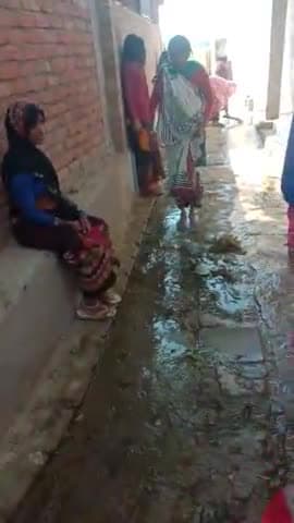 सैफई : रणवीर नगर डेरा बंजारा बहुत बुरा हाल है लोग निकलने को परेशान है किसी ने नाली तक नहीं बनबाई