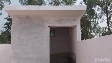 संथा  विकास खंड के लोहरसन गाँव मे प्राथमिक विद्यालय के चाहरदीवारी पर बिना बीम के हो रहा विकलांग शौचालय का निर्माण