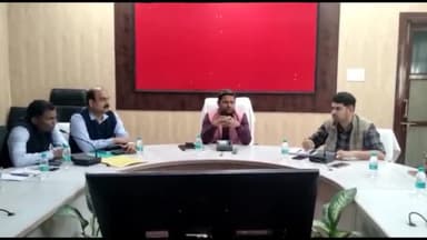 मथुरा: कृष्णा नगर क्षेत्र को मॉडल रूप देने को लेकर DM ने कलेक्ट्रेट सभागार में व्यापारियों एवं कर्मचारियों के साथ की बैठक