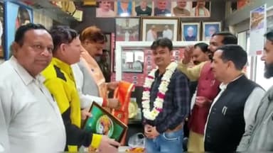 मथुरा: रोडवेज बस में सवारियों की जान बचाने वाले इंजीनियर का विधायक ने कृष्णा नगर स्थित आवास पर किया नागरिक अभिनंदन