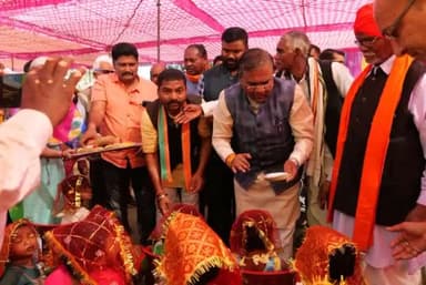 मंडला जिलान्तर्गत गजराज गांव में आयोजित भारतीय जनता पार्टी की विकास यात्रा में सम्मिलित हुआ और जनता से संवाद स्थापित किया। विकास यात्रा में पार्टी के ऊर्जास्रोत कार्यकर्ताओं से भी बातचीत की।
#JansamparkMP
#VikasYatraMP
#विकास_यात्रा_MP