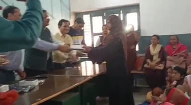 हसनपुर: हसनपुर CHC में सीएमओ ने 5 आशाओं को स्मार्टफोन का वितरण किया, अन्य आशाओं को स्मार्टफोन न मिलने पर काटा हंगामा