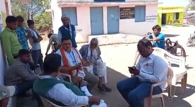 कुरवाई:– ग्राम पंचायत काछीकुमरिया में पंचायत सचिव से पंचायत की व्यवस्थाओं की चर्चा की और नागरिकों द्वारा बताई गई समस्याओं के निराकरण में सहयोग हेतु सुभाष बोहत एडबोकेट ने चर्चा की ।