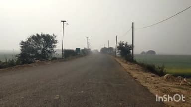 लखीसराय: रामपुर सुरजीचक मुख्य ग्रामीण सड़क पर बालू से लदे ट्रैक्टर की ठोकर से एक बाइक चालक जख्मी