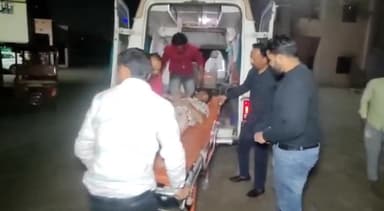 हसनपुर: संभल बायपास मार्ग पर शादी के कार्ड बांटने जा रहे बाइक सवार दो युवक ट्रक की चपेट में आकर हुए घायल, अस्पताल में भर्ती