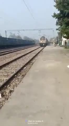 #मुरादाबाद
अमरोहा @रेलवे लाइन के बीच से आया #दिल_दहलाने _वीडियों, तेज़ी से दौड़ती ट्रैन के इंजन पर लटका मिला #युवक_का_शव