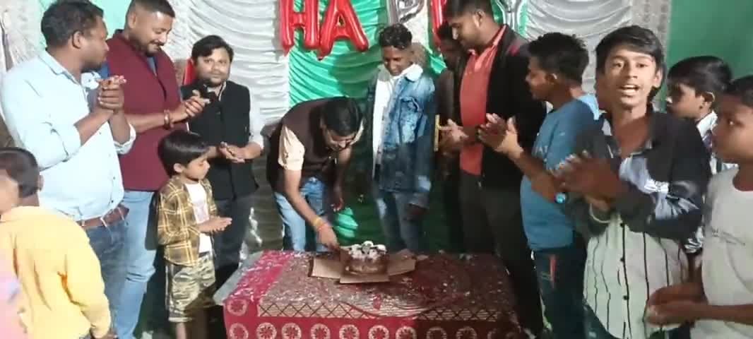 ग्राम जिल्दा मे श्रीमती लक्ष्मी यादव जी के पुत्र के जन्मदिन दिवस पर भाजपा जिला उपाध्यक्ष देवेन्द्र_तिवारी जी पहुचे