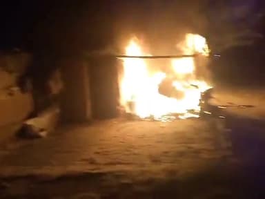 ज्ञानपुर: रयपुरी गांव में मकान में लगी आग दो बाइक समेत गृहस्ती का सामान जलकर राख