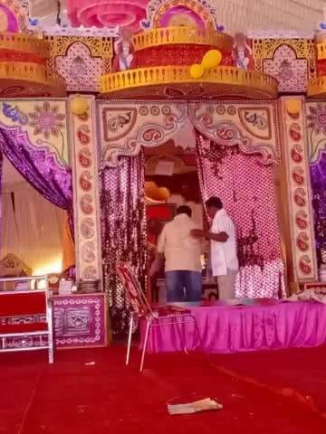 पंचकल्याणक महोत्सव भेलसी में मंच की बेदी पर पर बिराजे भगवान की पूजा अर्चना की ।साथ में केलाश करैया , शी मास्टर साहब  ।