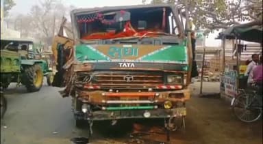 चेरिया बरियारपुर: मंझौल सत्यारा चौक पर टैंकर और ट्रक में हुई टक्कर, एक चालक हुआ घायल