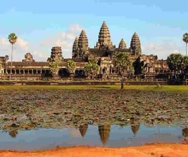 केबोडिया स्थित अंगकोर वाट विश्व के सबसे बड़े धार्मिक स्थलों में से एक है इसका निर्माण 12वीं शताब्दी में किया गया था एक बार खो जाने वाले इस शहर में 1000 पुरातत्व स्थल हैं फ्रांसीसी हेनरी मैनहांट ने1860 मे अंगकोर की खोज की जब खोए हुए शहर ने