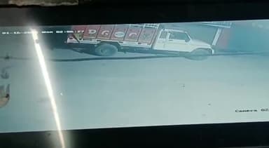 पंचकूला: इंदर स्वीट्स कालका के समीप मेन मार्किट में लोहे की ग्रिल चोरी सीसीटीवी कैमरे में कैद हुई घटना मामला पुलिस में जांच जारी।