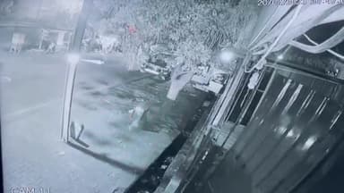 आगरा: थाना हरीपर्वत क्षेत्र के गांधी नगर में बीच सड़क पर लेटे युवक के ऊपर कार चालकों ने चढ़ाई कार, सीसीटीवी फुटेज हुआ वायरल