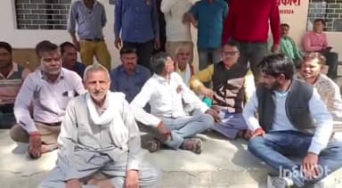 जालौन: कुठौंद कस्बे में किसानों ने विद्युत पावर हाउस का किया घेराव अधिकारियों पर लगाए गंभीर आरोप जमकर की नारेबाजी