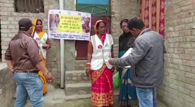 पारू: प्रभारी चिकित्सा पदाधिकारी डॉ. मणिशंकर चौधरी के निर्देशानुसार खुटाही व पनदेह में हो रहे कार्यक्रम का किया गया पर्यवेक्षण