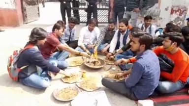 आगरा: पालीवाल पार्क के आगरा विश्वविद्यालय के गेट पर एनएसयूआई कार्यकर्ताओं ने 15 सूत्रीय मांगों को लेकर किया बुद्धि-शुद्धि यज्ञ