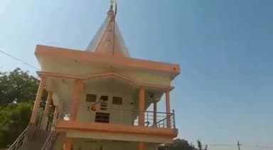 भदोही: सुरहन में साधु के भेष में पहुँचा चोर, मंदिर से पीतल का घंटा, दान पेटी व अन्य यंत्र लेकर हुआ फरार