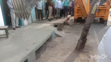 लखीमपुर: इमली चौराहे से मेला मैदान रोड तक नगर पालिका की टीम ने चलाया अवैध अतिक्रमण हटाओ अभियान