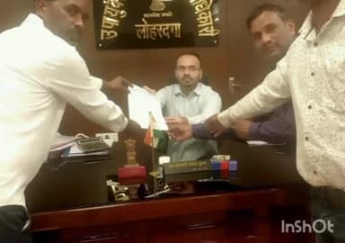 लोहरदगा: कैरो की स्वयंसेवी संस्था मौलाना आजाद वेलफेयर सोसाइटी ने समस्याओं को लेकर उपायुक्त वाघमारे प्रसाद कृष्ण से की मुलाक़ात