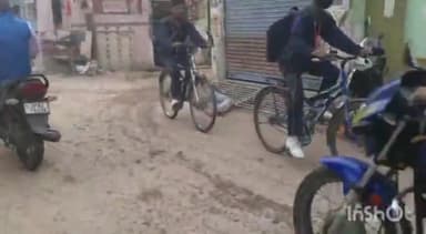 एटा: कोतवाली नगर के शांतिनगर में छोटे काली मंदिर के पास सड़क किनारे पड़े अज्ञात व्यक्ति का वीडियो सोशल मीडिया पर हुआ वायरल