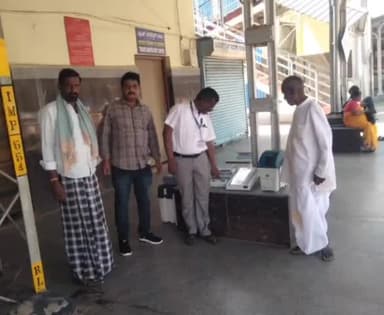 ಗದಗ: ನಗರದ ರೈಲ್ವೆ ನಿಲ್ದಾಣದಲ್ಲಿ ಪ್ರಯಾಣಿಕರಿಗೆ ವಿದ್ಯುನ್ಮಾನ ಮತ ಯಂತ್ರದ ಕುರಿತು ತಿಳುವಳಿಕೆ