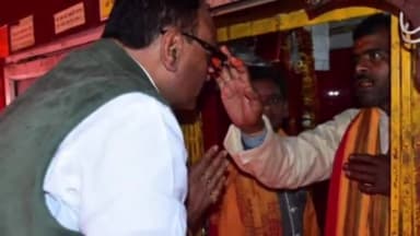 रायबरेली: चुरुवा हनुमान मंदिर में डिप्टी सीएम ब्रजेश पाठक ने टेका माथा, कार्यकर्ताओं ने किया स्वागत