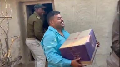 हज़ारीबाग: उत्पाद विभाग ने चौपारण के गडमोरवा के सघन जंगली क्षेत्र में एक झोपड़ी नुमा घर से करीब 200 पेटी विदेशी शराब की ज़ब्त