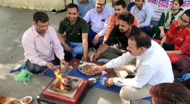 राजस्थान राज्य मंत्रालिक कर्मचारियों ने आज भी आधे दिन का किया कार्य का बहिष्कार किया सद्बुद्धि यज्ञ