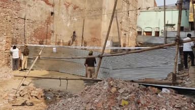 आगरा: जिला विकास प्राधिकरण ने बुधवार को रकाबगंज वार्ड के 3 अवैध निर्माण और एक मोबाइल टावर को किया सील