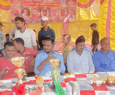 फुल्लीडुमर प्रखंड में हो रहे HCC क्रिकेट टूर्नामेंट के फ़ाइनल में बतौर मुख्य अतिथि विजेता टीम को पुरस्कृत किए।
#SharadYadav #RajendraYadav
#बाँका #बेलहर #फुल्लीडुमर