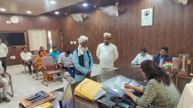 इकौना: डीएम कार्यालय भिंनगा में जिलाधिकारी नेहा प्रकाश ने जन सुनवाई के दौरान लोगों की सुनीं समस्याएं, निराकरण के दिए निर्देश