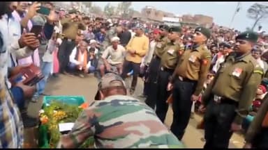 मोतिहारी: विशुनपुरवा में 12 राउंड फायरिंग कर शहीद जवान के पार्थिव शरीर को दी गई सलामी।।