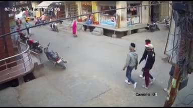 गाजियाबाद- हथियार लेकर आए बदमाशों ने ज्वेलरी शॉप में लूट की घटना को अंजाम देने का किया प्रयास घटना cctv में कैद