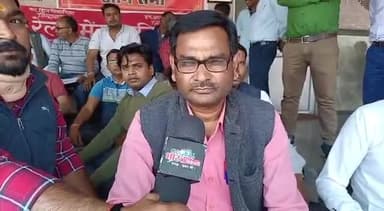 प्रतापगढ़ के रेलवे स्टेशन पर रेलवे कर्मचारियों द्वारा पुरानी पेंशन बहाली को लेकर जोरदार धरना दिया जिसमें कर्मचारियों ने