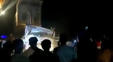 प्रतापगढ़ के संग्रामगढ़ थाना क्षेत्र मैं बीती रात डंफर गेट में घुस जाने के कारण हुआ बड़ा हादसा मौके पर पहुंची पुलिस ने