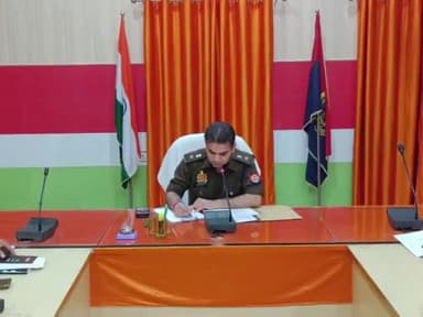 जौनपुर: पुलिस लाइन में पुलिस अधीक्षक ने विवेचकों के कार्य के सम्बंध में की समीक्षा