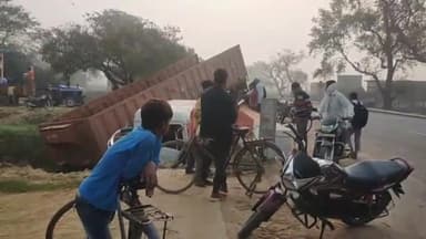 इकौना: खावा पोखर के सामने पुल तोड़ते हुए माइनर में गिरा कंटेनर बाल बाल बचे चालक व परिचालक