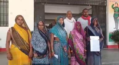 ज्ञानपुर: आवास को लेकर किशनदेवपुर की महिलाओं ने कलेक्टर पर पहुंचकर डीएम को सौंपा पत्र