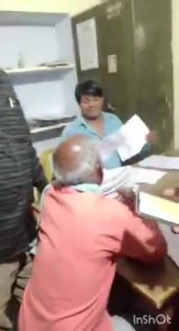 उरई: उरई तहसील परिसर में चिटफंड कंपनी का पैसा वापसी के फार्म जमा करने आए लोगो ने कर्मचारियों पर लगाया आरोप वीडियो वायरल।