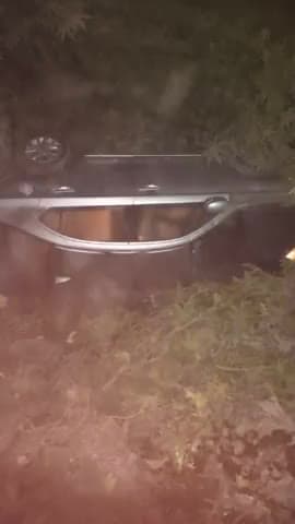 थाना कल्यानपुर के अंतर्गत पनकी कल्यानपुर रोड पर अनियंत्रित होकर खाई मे गिरी कार रोड लाइट ना होने की वजह से हुआ ये हादसा