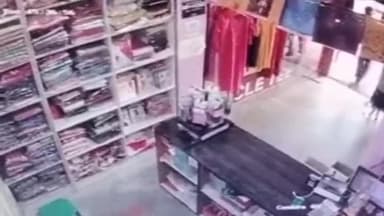 कांके: जगन्नाथपुर थाना क्षेत्र के सेक्टर-2 स्थित कपड़े की दुकान से मोबाइल चोरी, घटना CCTV कैमरे में कैद