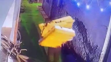 मथुरा: शादी समारोह के बीच चोरों ने मछली फाटक के समीप शादी वाले घर में की चोरी CCTV स्वामी को मिल रही धमकी घटना CCTV में कैद