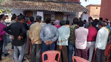 लखीमपुर: खीरी कस्बा चौकी पर अतिक्रमण हटाने को लेकर व्यापारियों के साथ का एटीएम से श्रद्धा सिंह ने की बैठक