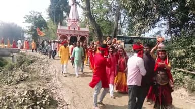 गनर पंं सोनवर्षा रजवाड़ा में कलश यात्रा निकाली गई जिसमें 121 कन्या ने कलस यात्रा में शामिल हुए पौदार परिवार के विशेष योग
