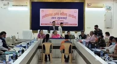 अंबिकापुर: कलेक्ट्रेट सभा कक्ष में  छत्तीसगढ़ राज्य महिला आयोग की अध्यक्ष किरणमई कर रही सुनवाई।