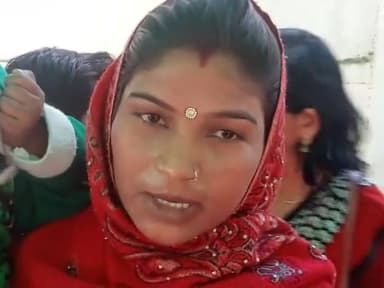 बरेली: बरेली:बहेड़ी थाना क्षेत्र के जोखनपुर रहने वाली महिला ने मायके वालों पर लगाया प्रताड़ित करने का आरोप जानकारी देती पीड़िता