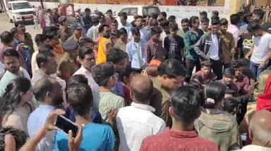 गोटेगांव: नर्मदा मंदिर के पास शराब दुकान हटाए जाने की मांग को लेकर नागरिकों ने विकास यात्रा रथ को रोककर किया प्रदर्शन